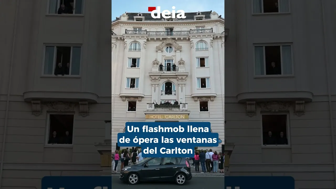 Bideoa: Carltoneko leihoak operaz bete zituen flashmoba