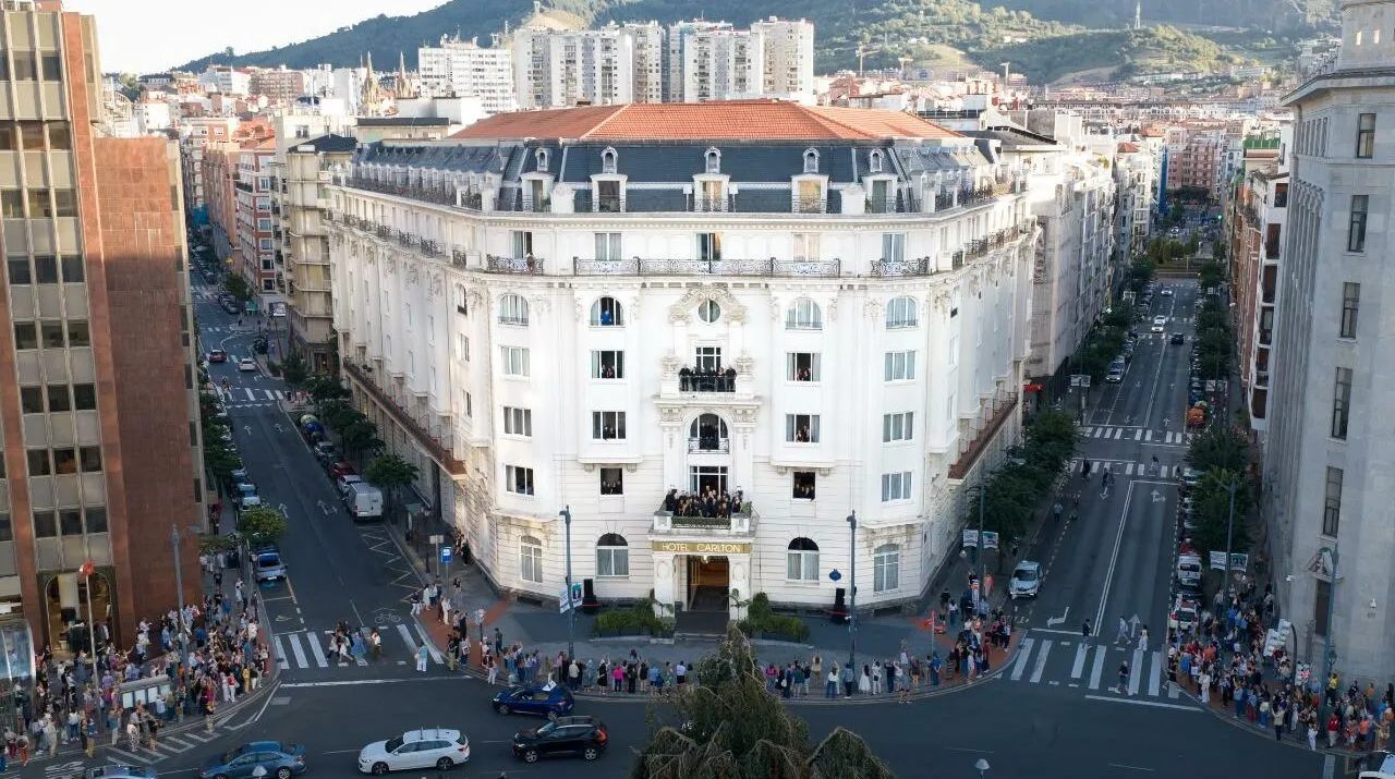 Carlton hotelak ehun urte bete ditu Bilbo opera-agertoki bihurtuz